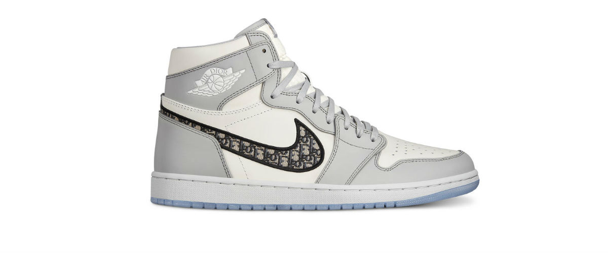 scarpe con la scritta air