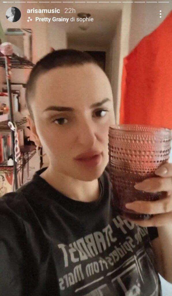Arisa | ecco il nuovo look estivo che ha sconvolto i fan della cantante - Vimarsana News