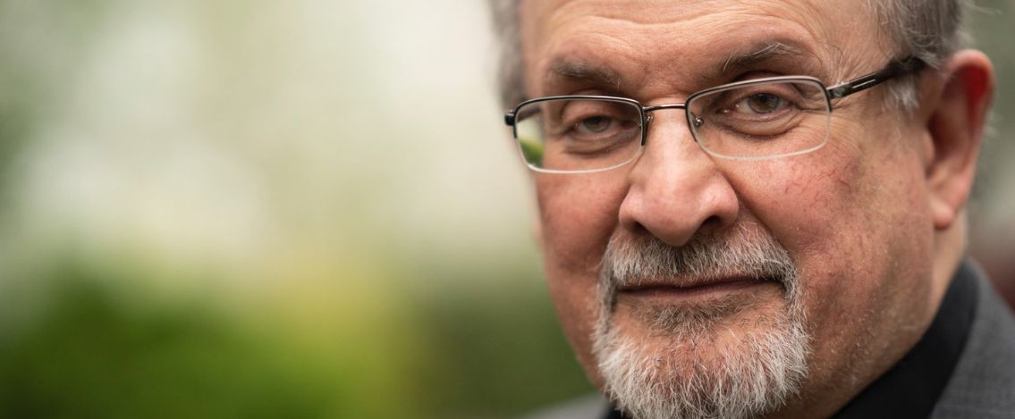 Salman Rushdie, è in gravi condizioni dopo l'accoltellamento